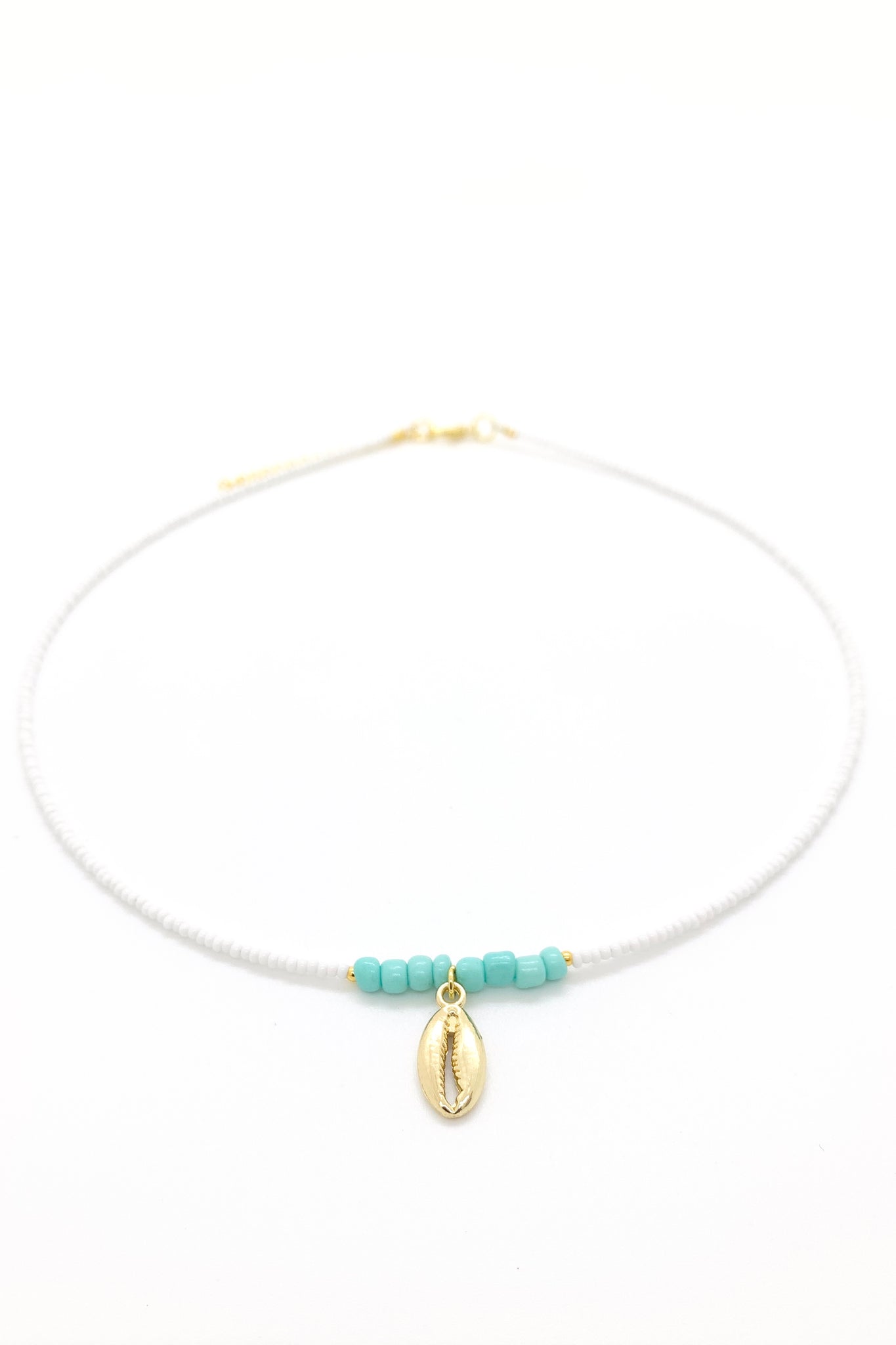 Short fine necklace with Shell Charm