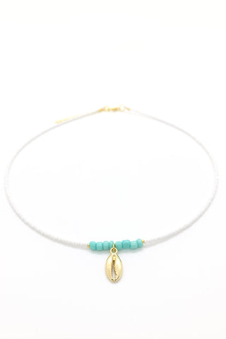 Short fine necklace with Shell Charm