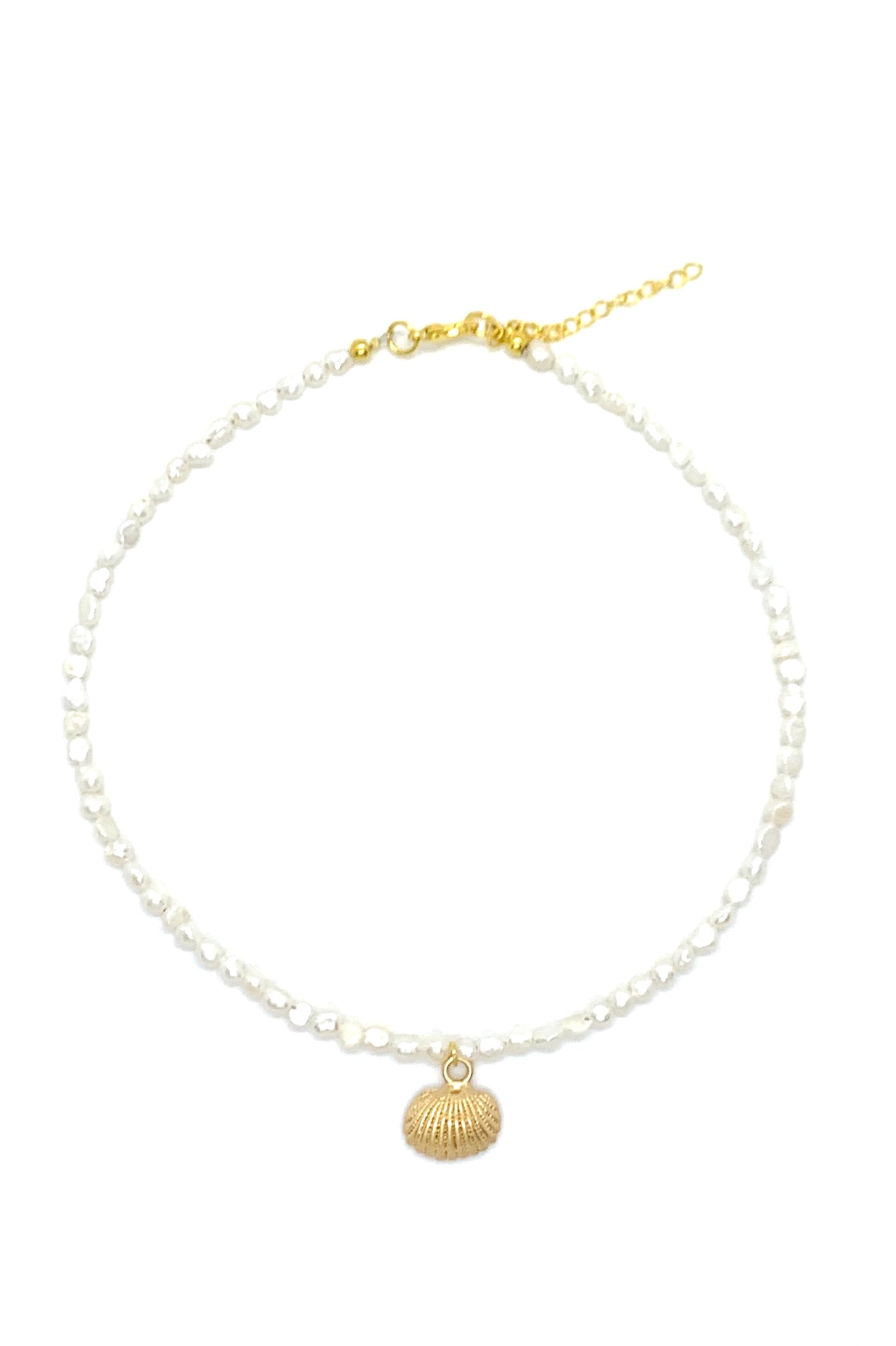 Short necklace with natural pearls & Shell Charm