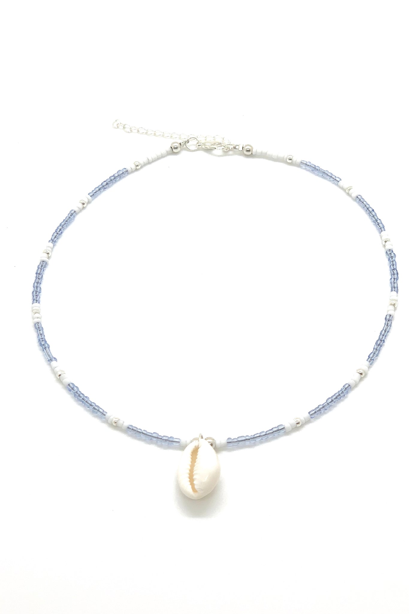 Short necklace in Blue & White with natural Shell