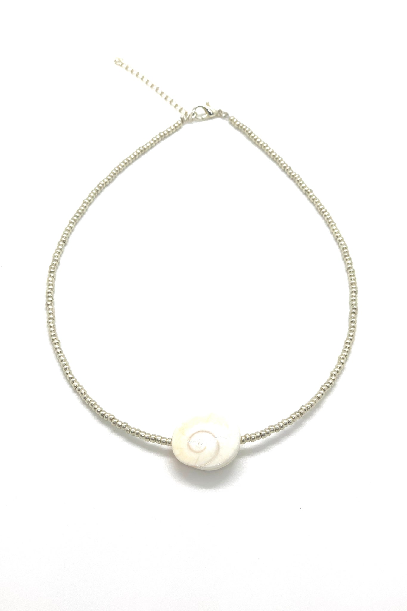 Short necklace with round shell charm