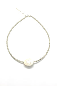 Short necklace with round shell charm