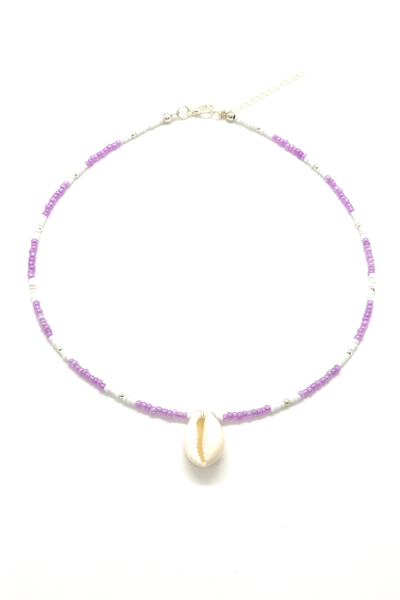 Short necklace in purple with natural shell